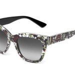 Luxottica Group - DOLCE&GABBANA - Gli occhiali da sole in acetato dalla forma
leggermente squadrata richiamano il lato romantico della collezione Dolce&Gabbana con le rose bianche e rosse che si intagliano sul fondo nero.