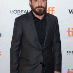 Il regista, produttore cinematografico e sceneggiatore cileno Pablo Larraín, in occasione della prima del film "Jackie", ha indossato un completo color grigio carbone, con giacca a due bottoni, e una camicia di cotone nero firmati Dior Homme.