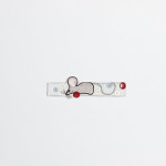 Dolce&Gabbana - Fascia per capelli con bottoni applicati e patch piccolo topo d'ispirazione "Wonderland"
