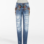 Jeans cinque tasche di Dolce&Gabbana non stretch fit Boyfriend con cristalli multicolore applicati nella parte superiore del pantalone.