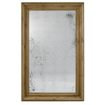 “Studio Mirror” della collezione “Hoxton” di Ralph Lauren. Lo specchio dalle linee classiche si caratterizza per i suoi contorni in legno che ricordano molto una cornice di un quadro.