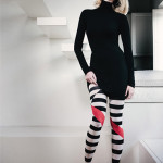 Collant di Sarah Borghi con fantasia a righe bianche e nere e diagonale in rosso magenta.