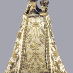 6_Madonna col Bambino di Giovanni Pisano parata con dalmatica e mantellino del 1775, Prato, Duomo
