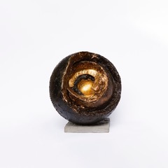6_simafra-_scultura-madre-terra-profondita-d50cm-base-in-pietra-serena-gesso-oro-bitume